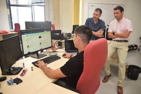 Andrés Ruz, Pablo Pavón y José Santa utilizando la herramienta SigmaOnTopic.